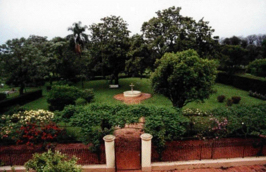 Foto de archivo: el jardín y la fuente vistos desde la galería
