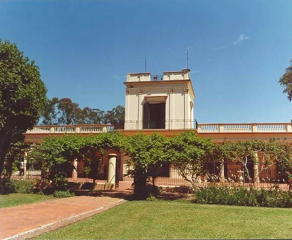 Foto de archivo: el casco y el mirador desde el jardín
