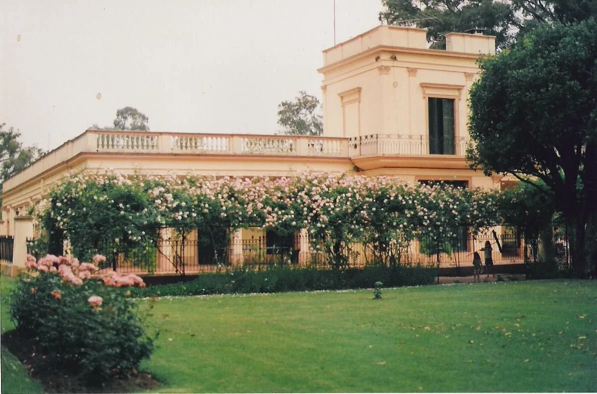 Foto de archivo: el casco con la galería cubierta de rosales en flor