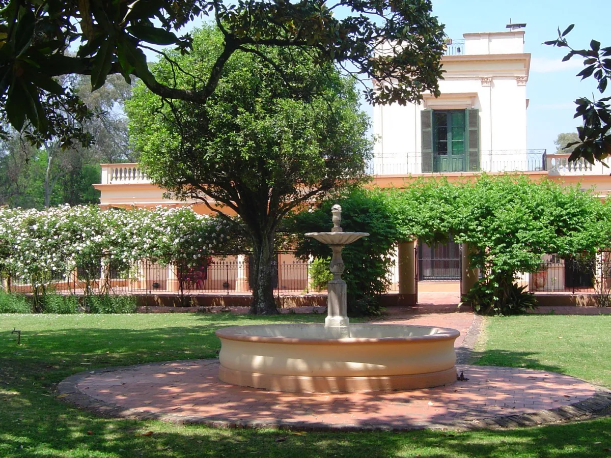 El casco y la fuente del jardín, bajo los árboles